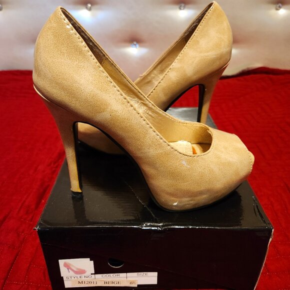 Women's size 6.5 Tan Patent Peep-Toe 4.75" Platform Pumps - Picture 1 of 5